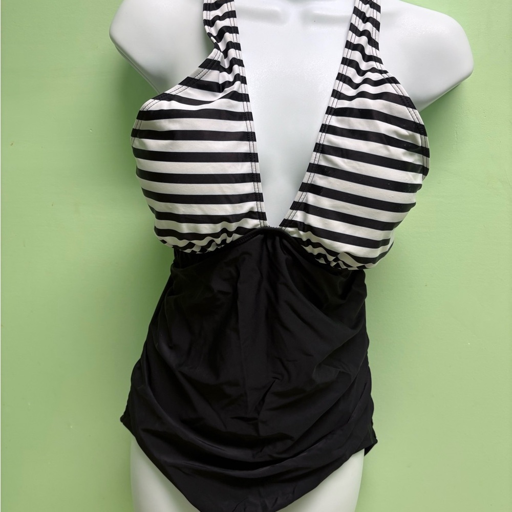 Black and White Striped Ladies One Piece Swimsuit NWOT. P131